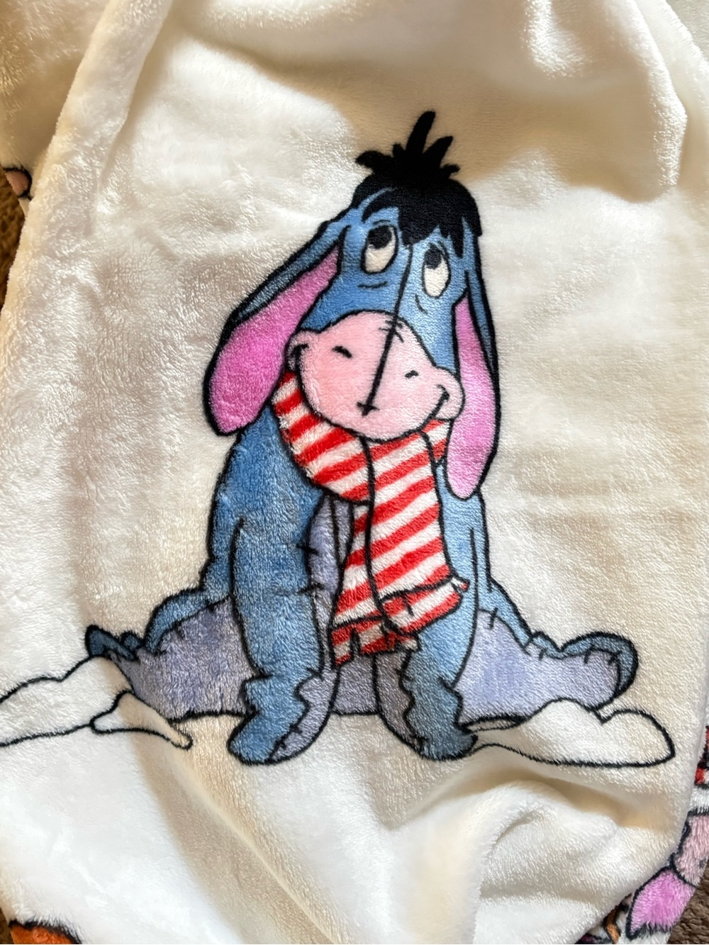 Winnie the Pooh Christmas plush blanket or throw 60x70 gift for Disney lovers - Picture 5 of 7